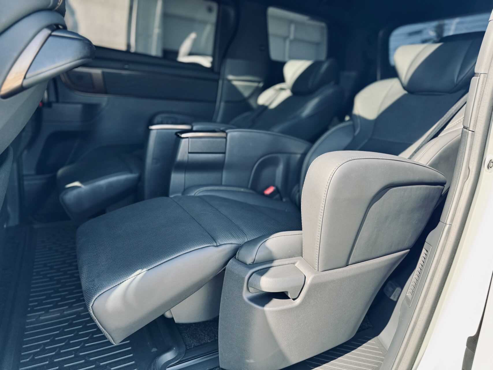 【新型】40系 TOYOTA ALPHARD (アルファード) Z(ハイブリッド) 4